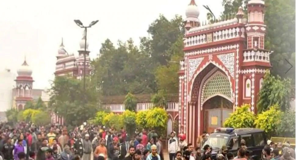 PFI की हिमायत में AMU के स्टूडेंट्स, मोदी-योगी हुकूमत के खिलाफ निकाला मार्च PFI की हिमायत में AMU के स्टूडेंट्स, मोदी-योगी हुकूमत के खिलाफ निकाला मार्च