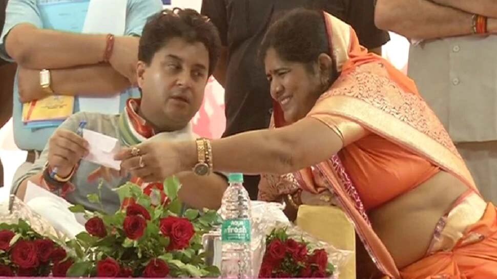 इमरती बोलीं सिंधिया 'पिता' समान, लेकिन जीत के लिए झूठे नारियल फोड़ने की जरूरत नहींं