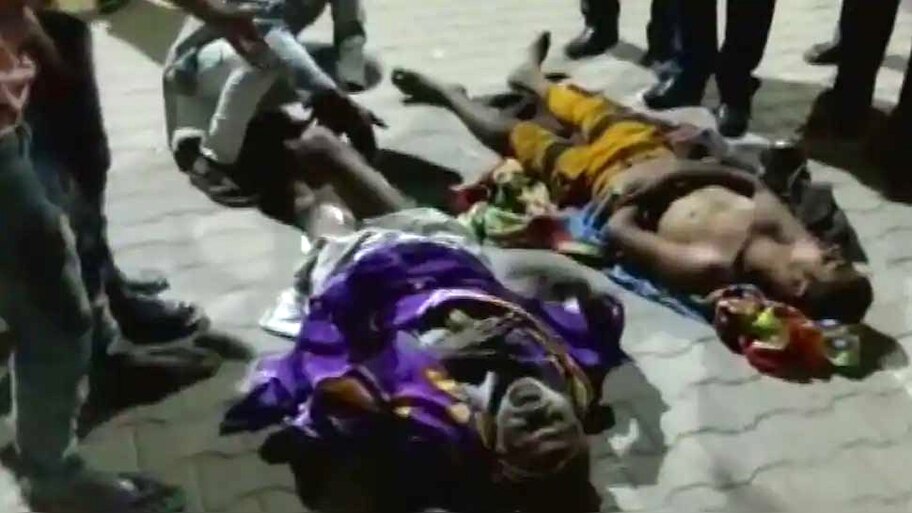 UP में दबंगों ने 60 साल के बुज़ुर्ग को पेशाब पीने के लिए किया मजबूर, बेटे को भी पीटा