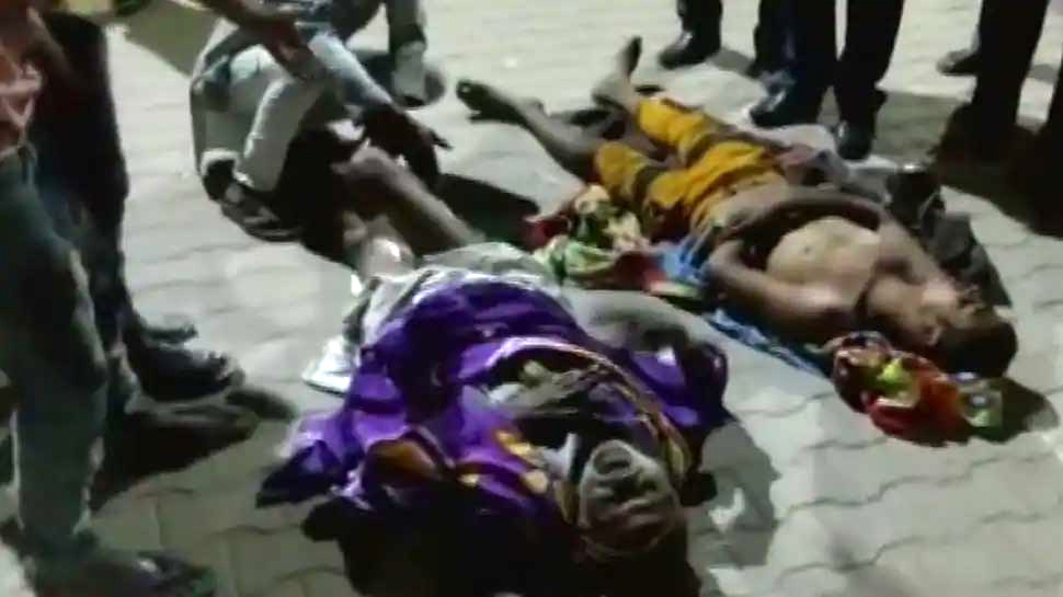 UP में दबंगों ने 60 साल के बुज़ुर्ग को पेशाब पीने के लिए किया मजबूर, बेटे को भी पीटा UP में दबंगों ने 60 साल के बुज़ुर्ग को पेशाब पीने के लिए किया मजबूर, बेटे को भी पीटा
