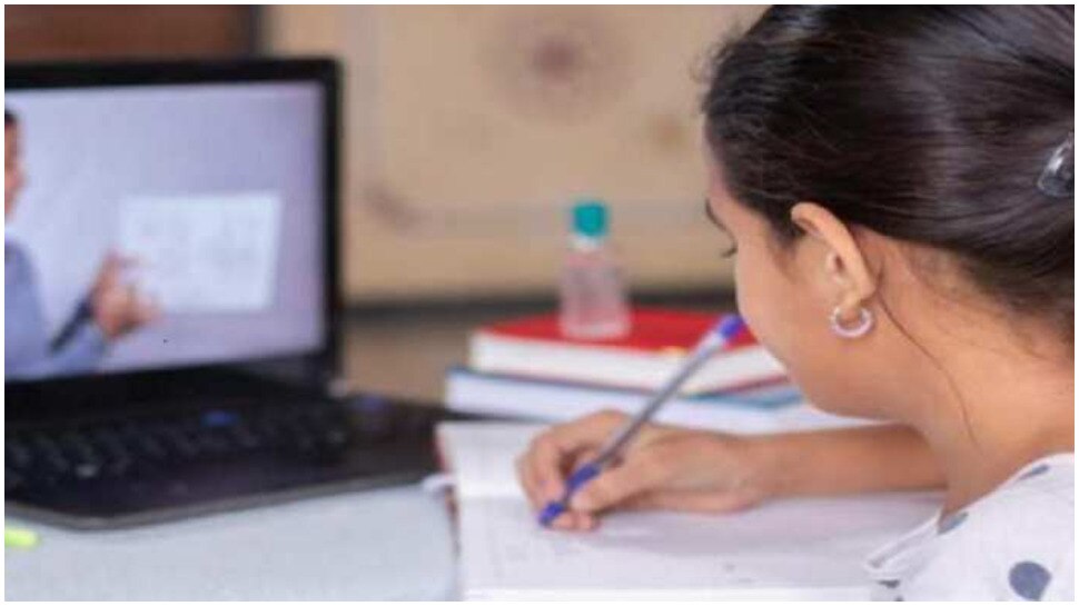 पढ़ाई का जुनून, गोवा में Online Classes के लिए चढ़ाई करके पहाड़ी पर पहुंचते हैं छात्र