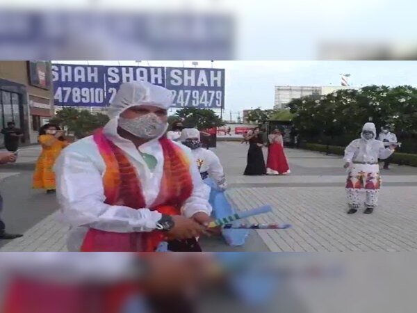 ନବରାତ୍ରୀ ସ୍ପେସିଆଲ; ପିପିଇ କିଟରେ ଗର୍ବା ଡ୍ୟାନ୍ସ, ଦେଖନ୍ତୁ ଭିଡିଓ