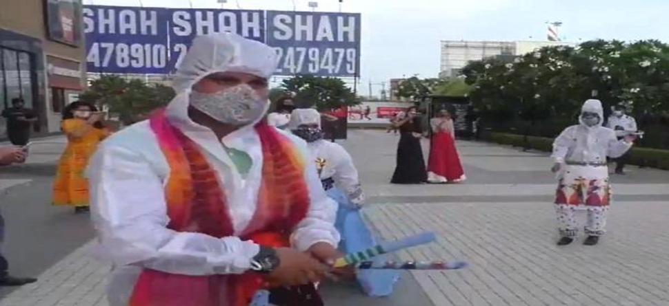 ନବରାତ୍ରୀ ସ୍ପେସିଆଲ; ପିପିଇ କିଟରେ ଗର୍ବା ଡ୍ୟାନ୍ସ, ଦେଖନ୍ତୁ ଭିଡିଓ ନବରାତ୍ରୀ ସ୍ପେସିଆଲ; ପିପିଇ କିଟରେ ଗର୍ବା ଡ୍ୟାନ୍ସ, ଦେଖନ୍ତୁ ଭିଡିଓ