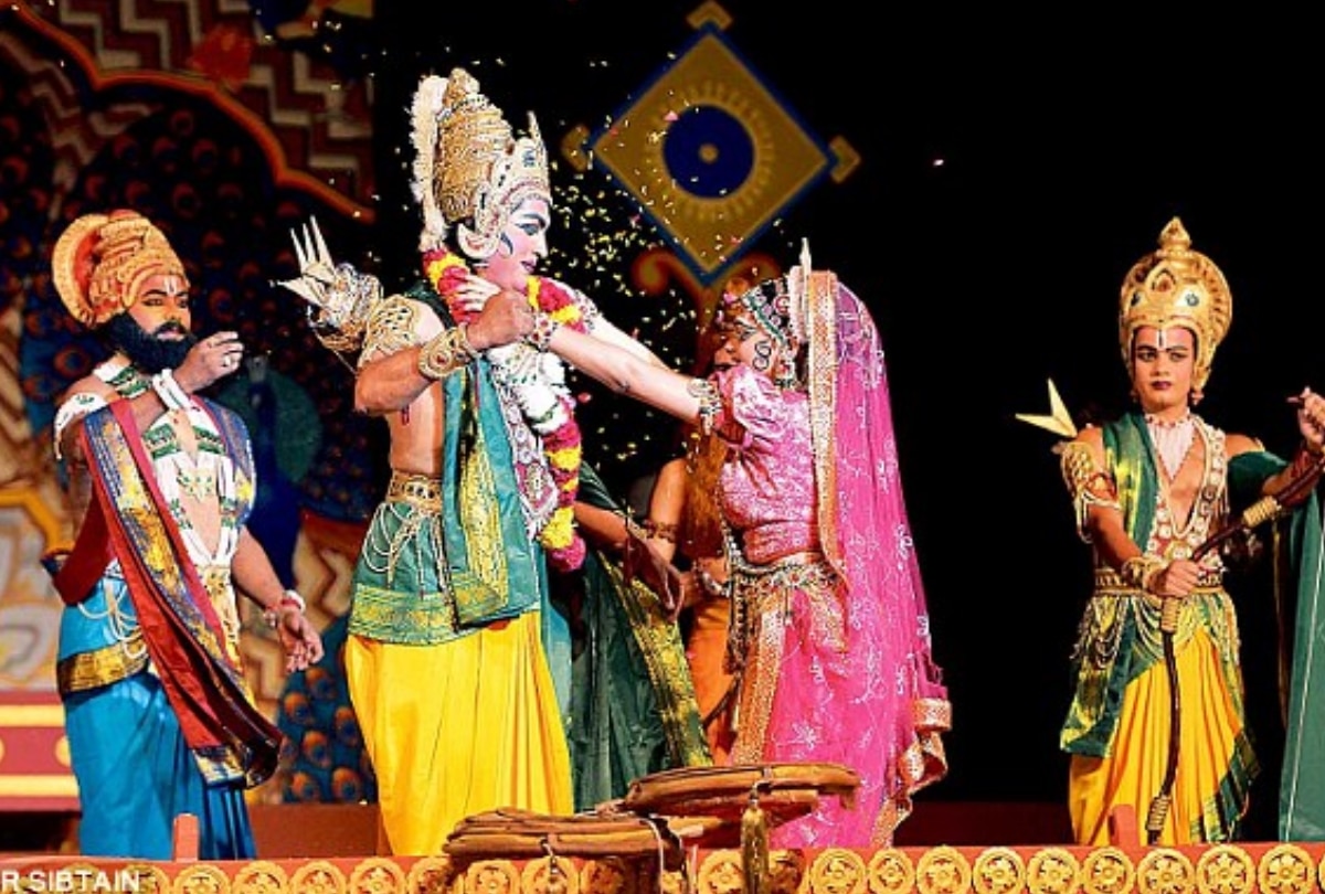 know about the famous ramlila in the country from delhi to ayodhya | इन  जगहों की रामलीला है मशहूर, PM के संसदीय क्षेत्र में तो महीने भर सजता है  स्टेज, विदेशों में