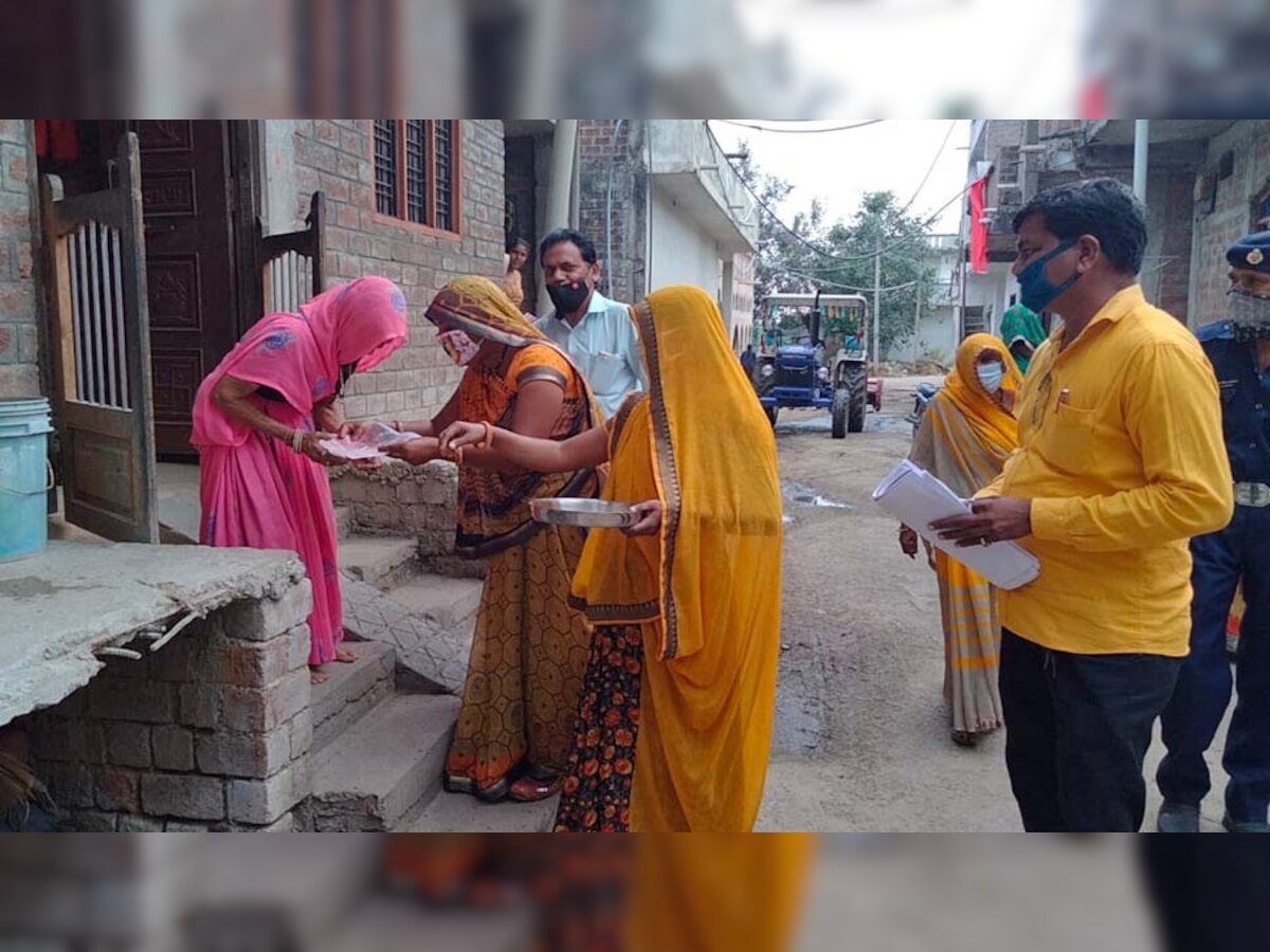 सांवेर में मतदान बढ़ाने के लिए ग्राम पंचायत कार्यकर्ता बांट रहे पीले चावल