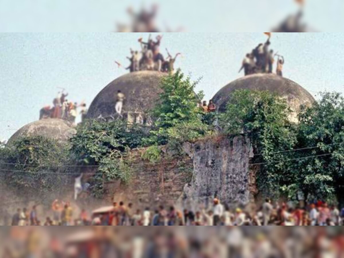 वर्ष 1992 में 6 दिसंबर के दिन कारसेवकों ने अयोध्या की वि​वादित बाबरी मस्जिद को ढहा दिया था. (File Photo)
