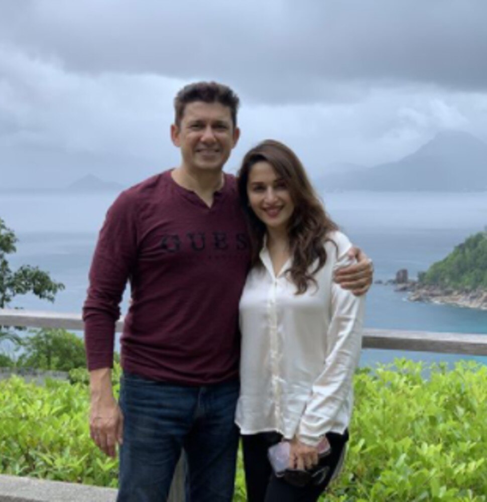 माधुरी दीक्षित की लेटेस्ट तस्वीर Madhuri Dixit Marriage Anniversary