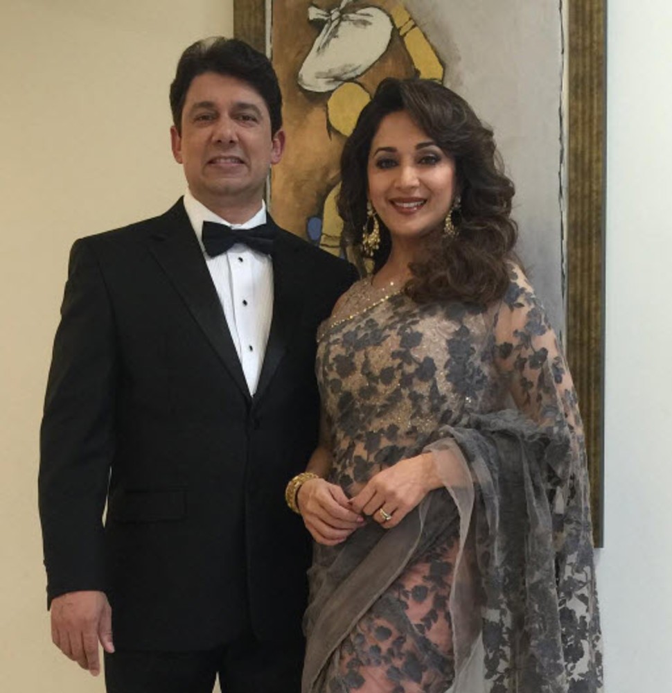 सोशल मीडिया पर लागातार फोटोज शेयर करते रहती हैं Madhuri Dixit husband