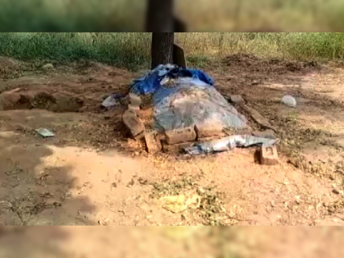 रात को कब्रिस्तान में जाकर खोदी कब्र, बाहर निकाली लाश और काट कर ले गया गर्दन