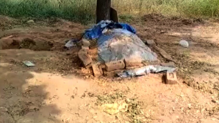 रात को कब्रिस्तान में जाकर खोदी कब्र, बाहर निकाली लाश और काट कर ले गया गर्दन