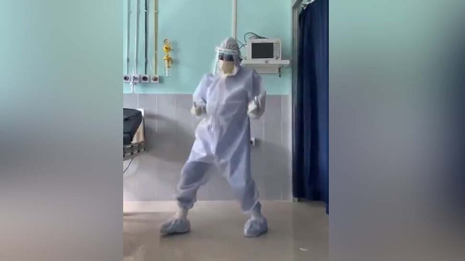 Dancing वॉरियर: डॉक्टर ने किया 'घूंगरू' पर ऐसा DANCE, कि ऋतिक रोशन भी हो गए FAN