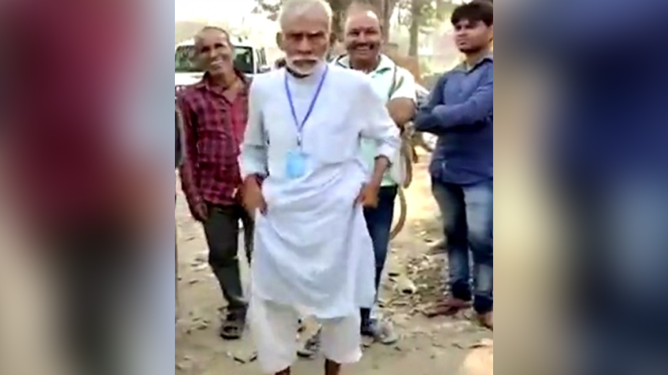 बिहार: चुनाव प्रचार के दौरान ठुमके लगाते हुए JDU विधायक श्याम बहादुर बिहार: चुनाव प्रचार के दौरान ठुमके लगाते हुए JDU विधायक श्याम बहादुर