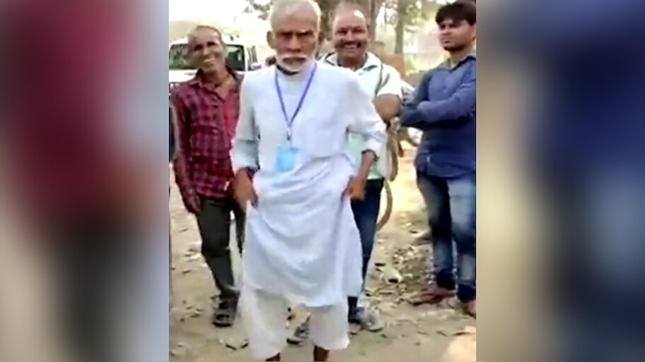 बिहार: चुनाव प्रचार के दौरान ठुमके लगाते हुए JDU विधायक श्याम बहादुर
