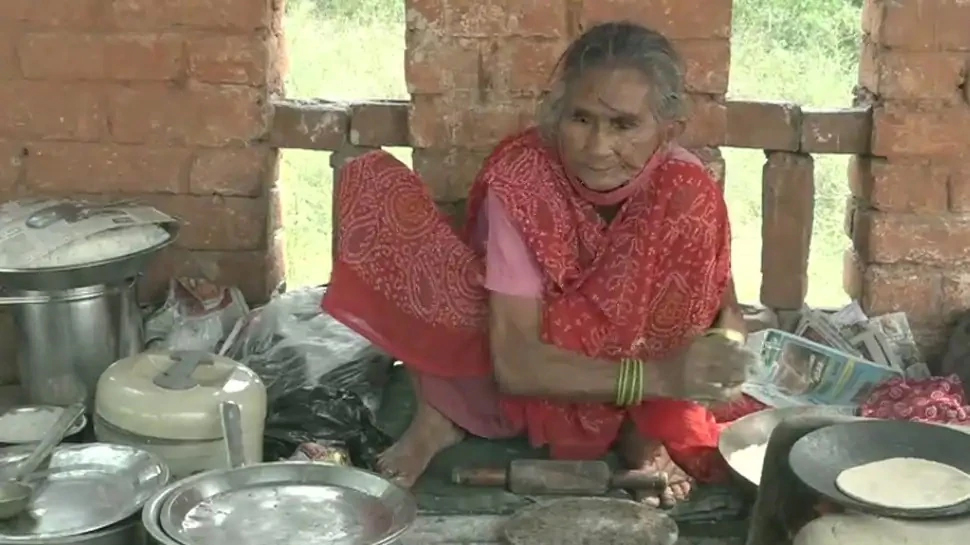 'बाबा का ढाबा' से भी बुरी कहानी है 'रोटी वाली अम्मा' की, 2 बेटें हैं लेकिन नहीं करते मदद 'बाबा का ढाबा' से भी बुरी कहानी है 'रोटी वाली अम्मा' की, 2 बेटें हैं लेकिन नहीं करते मदद