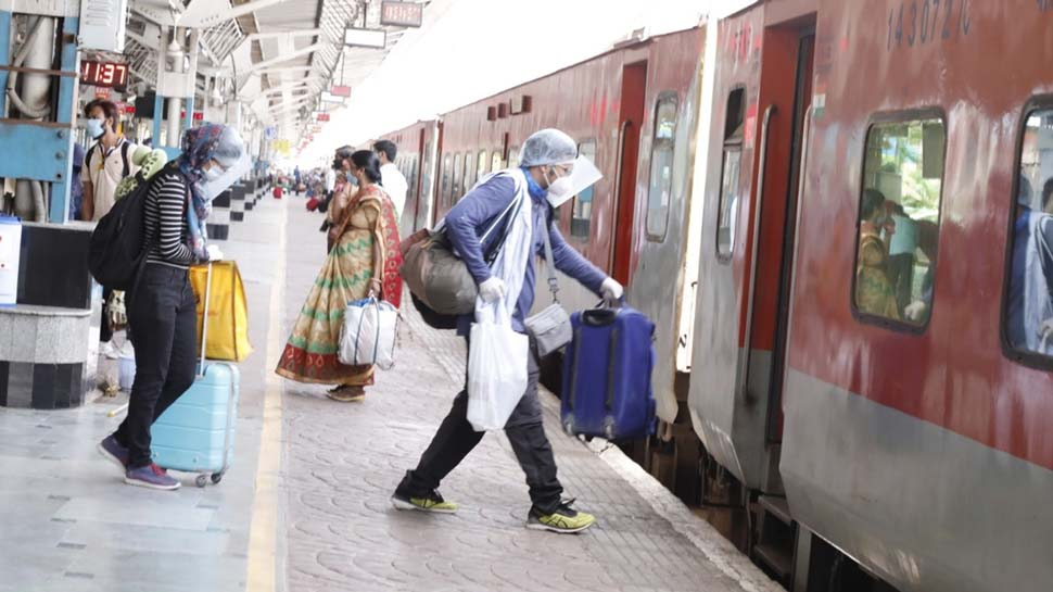ट्रेन में सफर के दौरान सामान की फिक्र खत्म, इस सर्विस के तहत घर से सामान लेने आएगा रेलवे ट्रेन में सफर के दौरान सामान की फिक्र खत्म, इस सर्विस के तहत घर से सामान लेने आएगा रेलवे