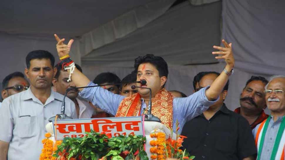 Jyotiraditya Scindia shows different style during public meeting in Dimani | चुनावी रंग: सिंधिया नेता से बने 'अभिनेता', मंच पर किया ऐसा कमाल, जनता ने बजाई ताली