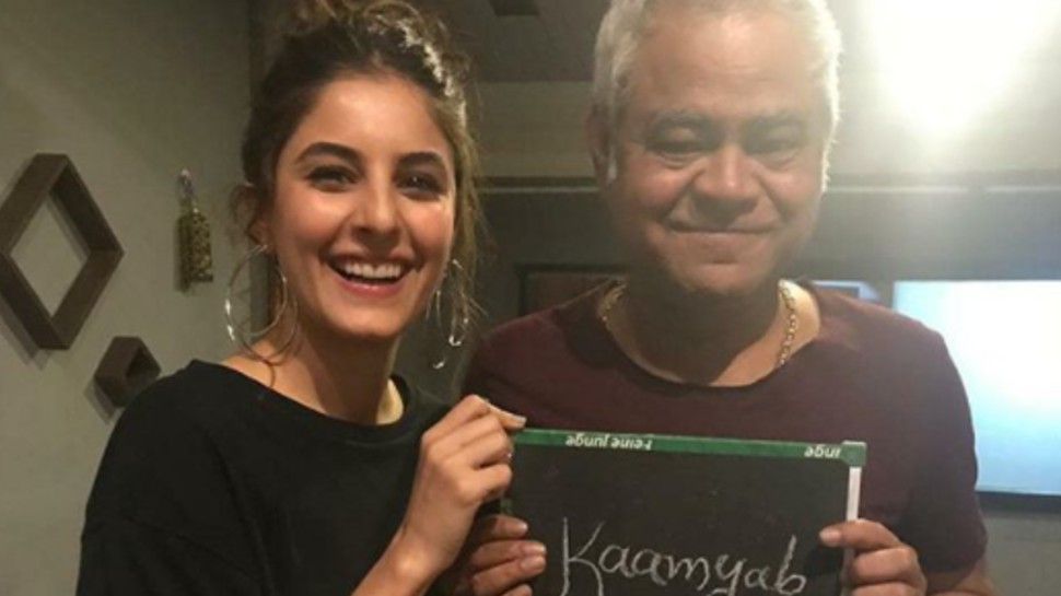 Kaamyab का प्रमोशन करतीं ईशा from the set of kaamyab