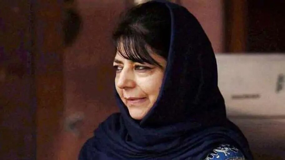 महबूबा मुफ्ती ने दिया विवादित बयान, तिरंगे का किया अपमान, कश्मीर के झंडे को लेकर कही यह बात
