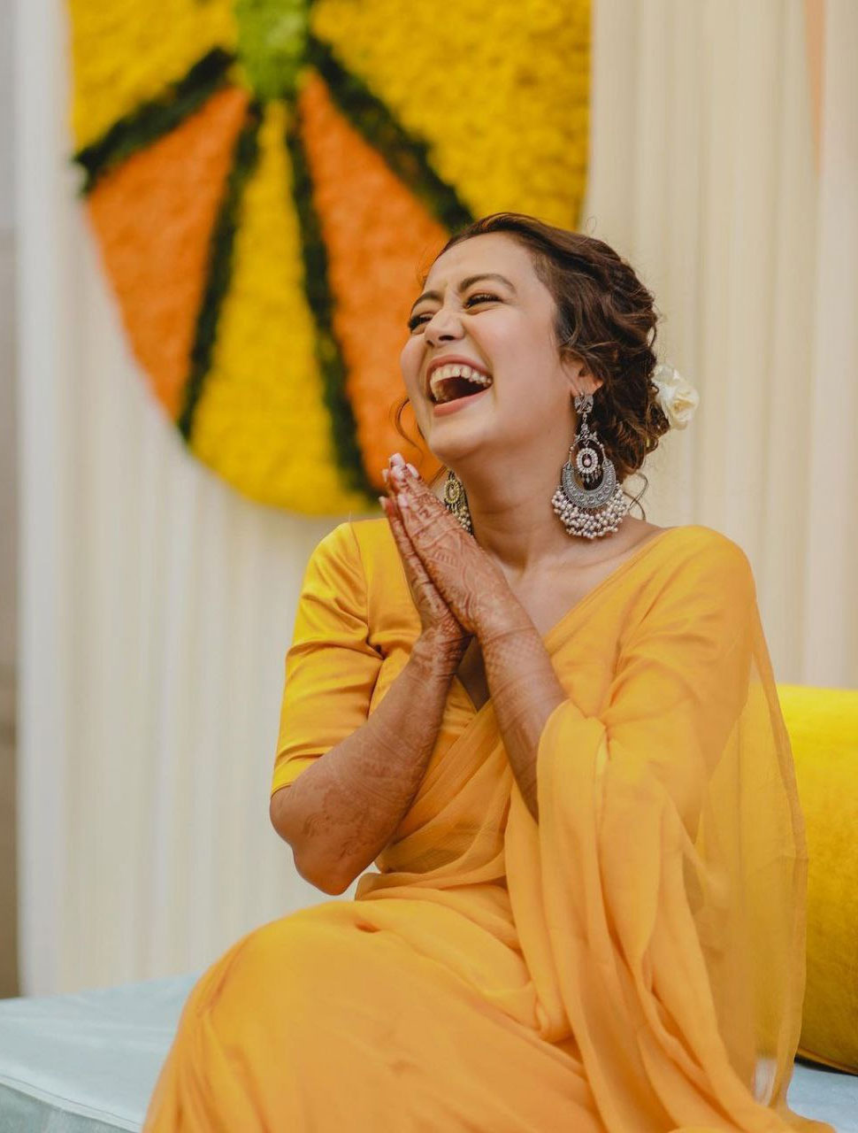 इस हंसी पर फिदा हुए रोहनप्रीत Neha Kakkar and Rohanpreet Singh Haldi ceremony photos