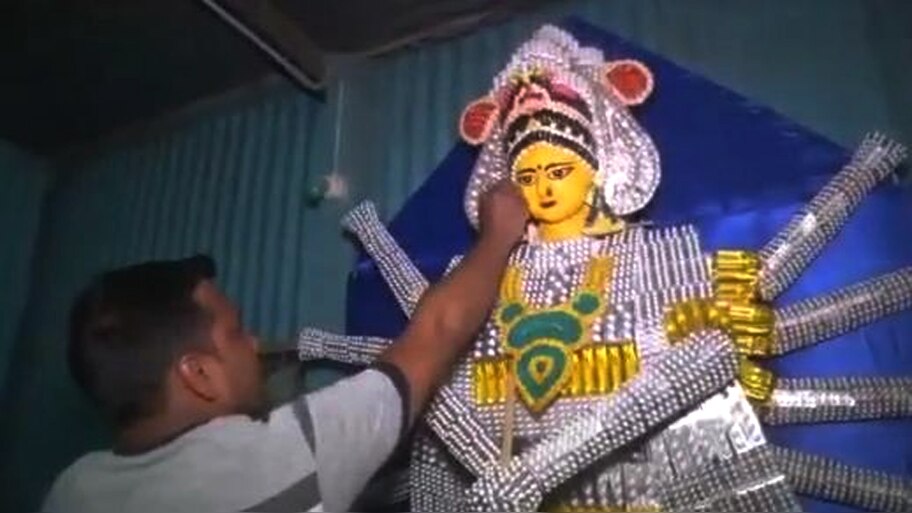 एक्सपायर्ड टैबलेट्स से शख्स ने बना दी मां दुर्गा मूर्ती, देखें आकर्षक तस्वीरें