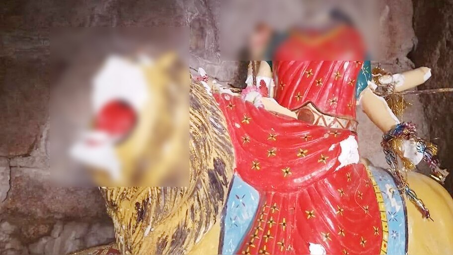 पाकिस्तान: नवरात्रों में कट्टरपंथियों ने की गिरी हुई हरकत, दुर्गा माता की मूर्ति के साथ की तोड़फोड़