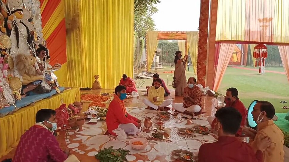 सोशल डिस्टेंसिंग का किया जा रहा पालन