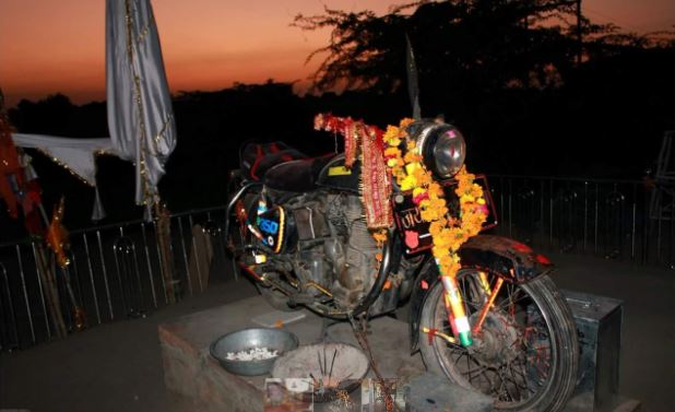 बुलेट मंदिर: जहां होती है रहस्यमयी मोटर साइकिल की पूजा!