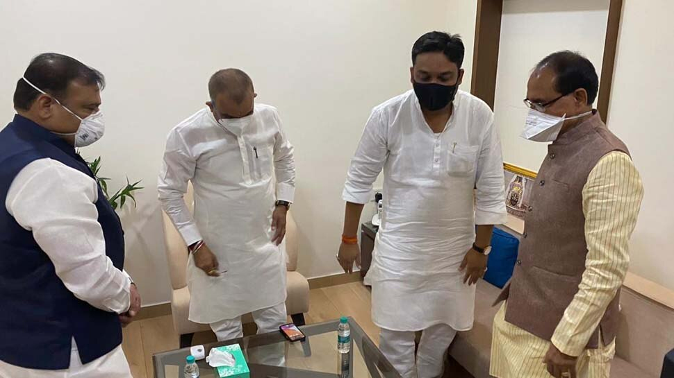 MP: उपचुनावों से पहले कांग्रेस को बड़ा झटका, इस विधायक ने थामा भाजपा का दामन MP: उपचुनावों से पहले कांग्रेस को बड़ा झटका, इस विधायक ने थामा भाजपा का दामन