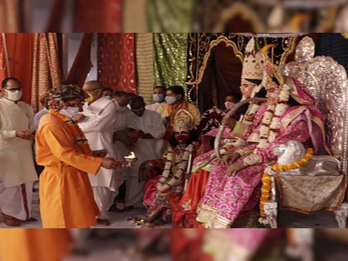 सादगी से निकली विजयादशमी की शोभायात्रा, CM योगी ने दिखाया कोरोना पर 'विजय' का रास्ता 