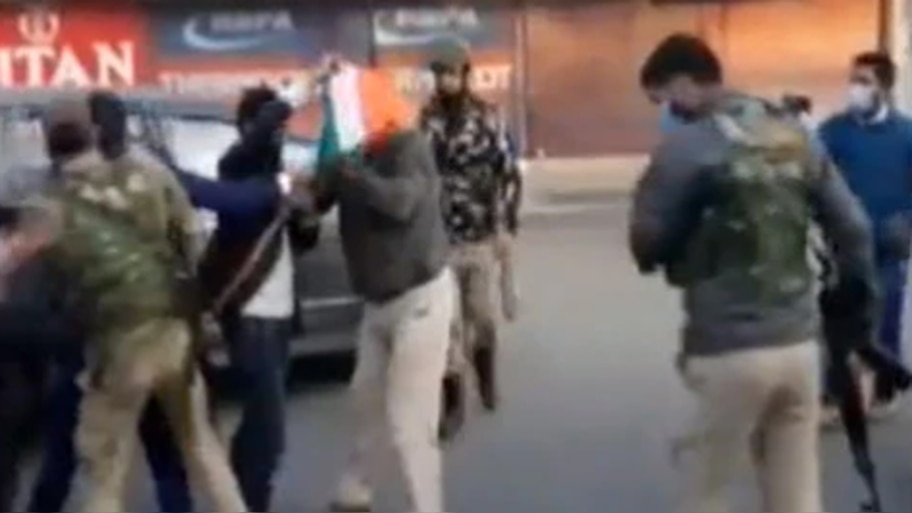 Video: श्रीनगर के लाल चौक में तिरंगा फहराने की कोशिश, BJP के 4 वर्कर हिरासत में