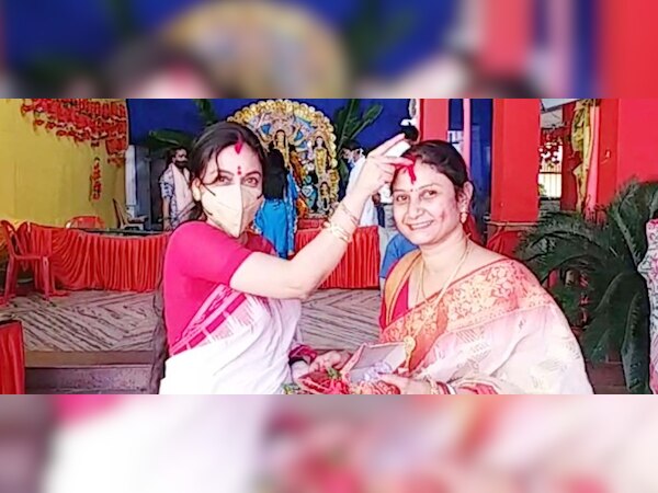 ବିଜୟା ଦଶମୀରେ ଅନନ୍ୟ ବଙ୍ଗୀୟ ପରମ୍ପରା ସିନ୍ଦୁର ଖେଳ