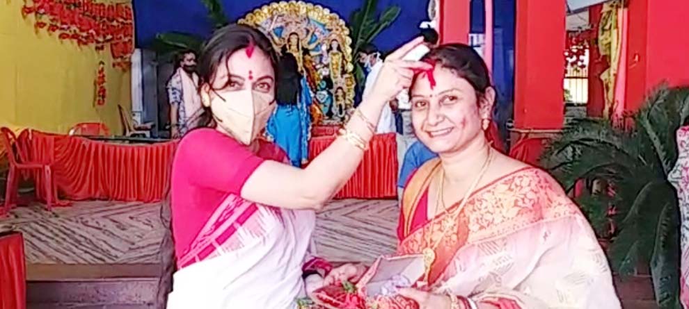 ବିଜୟା ଦଶମୀରେ ଅନନ୍ୟ ବଙ୍ଗୀୟ ପରମ୍ପରା ସିନ୍ଦୁର ଖେଳ ବିଜୟା ଦଶମୀରେ ଅନନ୍ୟ ବଙ୍ଗୀୟ ପରମ୍ପରା ସିନ୍ଦୁର ଖେଳ