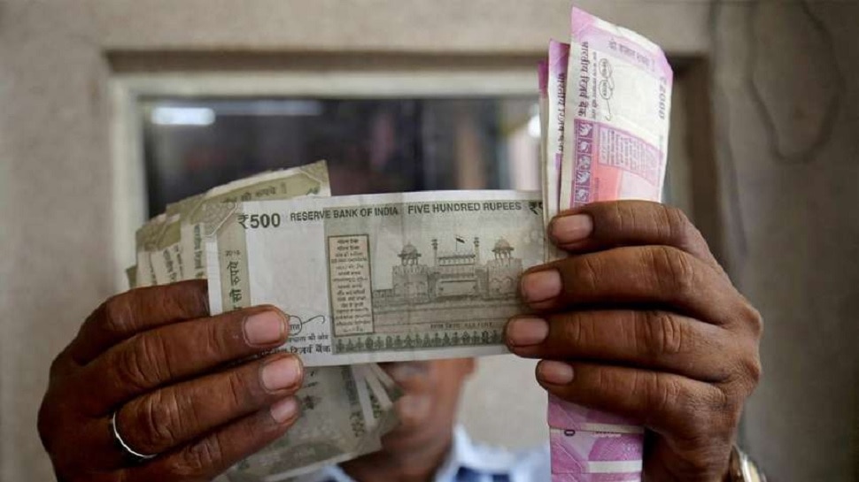 चार सप्ताह के निचले स्तर पर पहुंचा रुपया, 23 पैसे की आई गिरावट चार सप्ताह के निचले स्तर पर पहुंचा रुपया, 23 पैसे की आई गिरावट