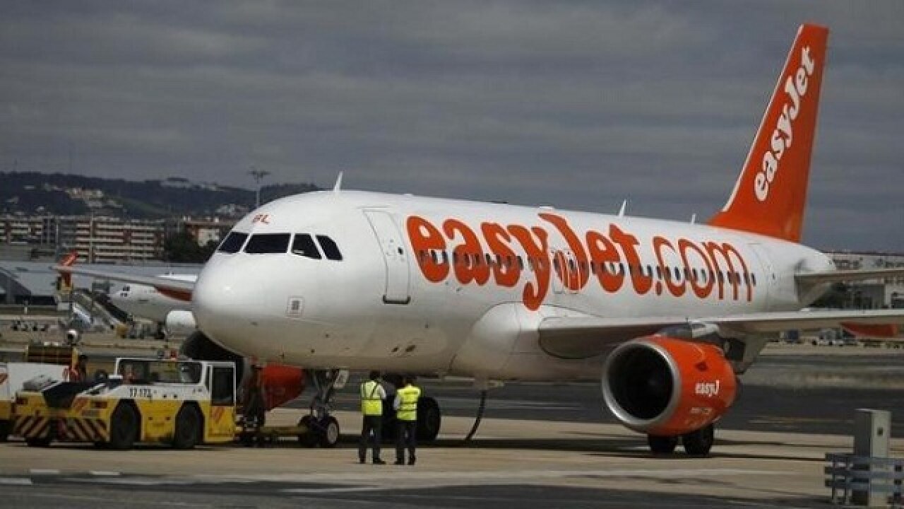 विमान में मास्क नहीं लगाने पर पत्नी ने पति को दी ऐसी सजा, मच गया बवाल विमान में मास्क नहीं लगाने पर पत्नी ने पति को दी ऐसी सजा, मच गया बवाल