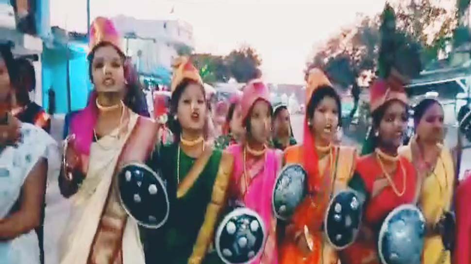 सांवेर में सिंधिया का हुआ अनोखा विरोध, सड़कों पर उतरी झांसी की रानी