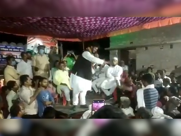 बिहार: भाषण में गिरने की बात करते-करते खुद स्टेज से नीचे गिर गए नेता जी, देखें VIDEO