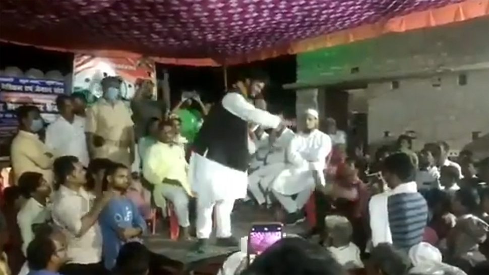 बिहार: भाषण में गिरने की बात करते-करते खुद स्टेज से नीचे गिर गए नेता जी, देखें VIDEO बिहार: भाषण में गिरने की बात करते-करते खुद स्टेज से नीचे गिर गए नेता जी, देखें VIDEO