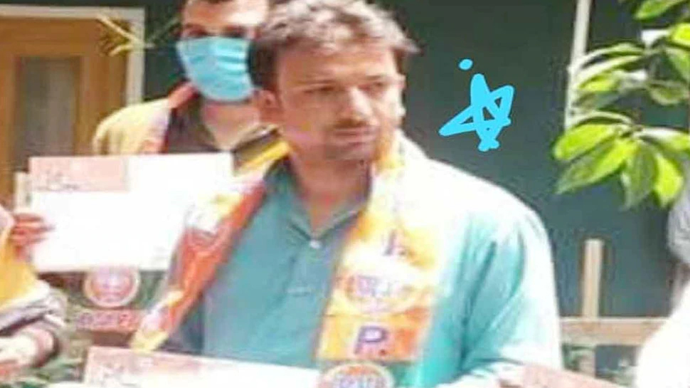 जम्मू-कश्मीर के कुलगाम में दहशतगर्दो 3 भाजपा लीडरों को गोलियों भूना, सभी की मौत जम्मू-कश्मीर के कुलगाम में दहशतगर्दो 3 भाजपा लीडरों को गोलियों भूना, सभी की मौत