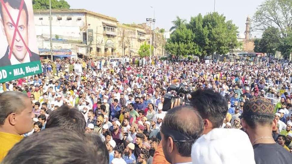 फ्रांस के राष्ट्रपति के विरोध में मुसलमानों ने किया प्रोटेस्ट, 2 हजार लोगों के खिलाफ केस दर्ज फ्रांस के राष्ट्रपति के विरोध में मुसलमानों ने किया प्रोटेस्ट, 2 हजार लोगों के खिलाफ केस दर्ज