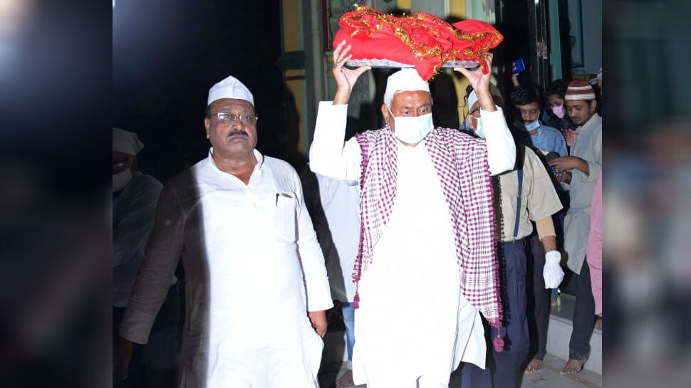 पटना: सीएम ने उर्स के मौके पर की चादरपोशी, राज्य के अमन-चैन के लिए मांगी दुआ
