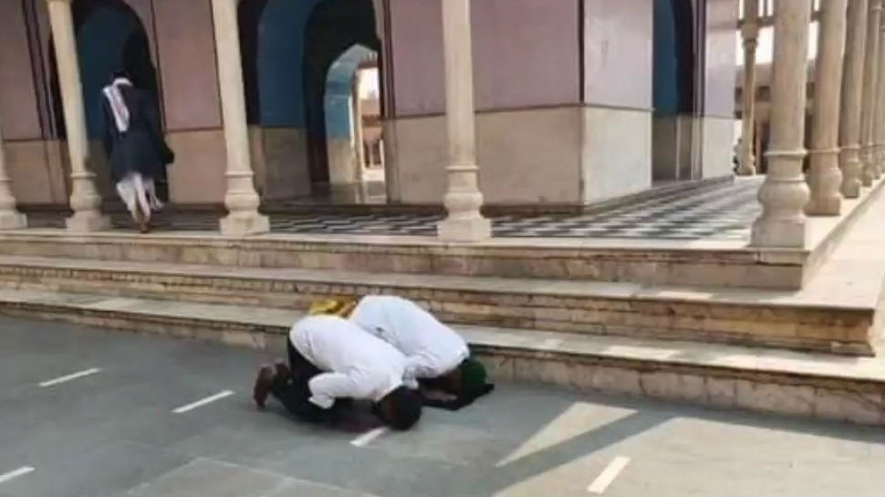 मथुरा के नंदबाबा मंदिर में कुछ युवकों ने धोखे से पढ़ी नमाज, FIR दर्ज