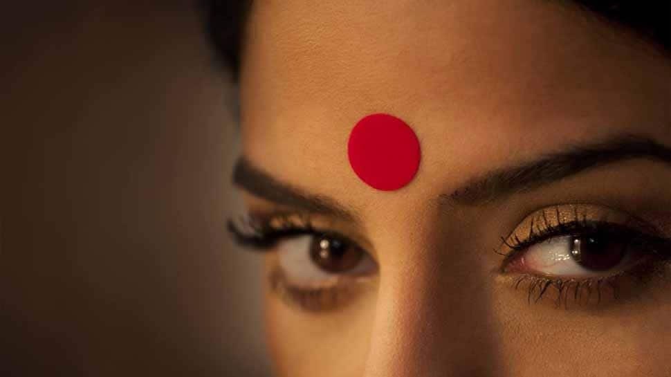 why-women-put-bindi-in-the-forehead-dharamvigyaan