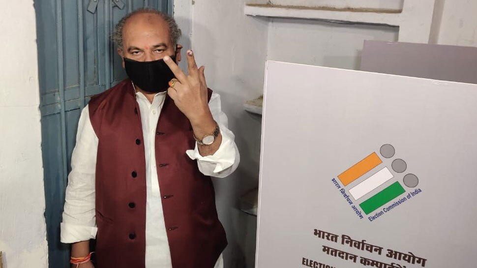 केंद्रीय मंत्री नरेंद्र सिंह तोमर ने ग्वालियर के मतदान केंद्र में वोट डाला