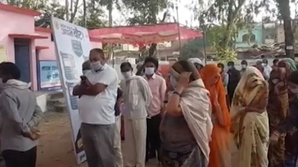 ग्वालियर में मतदान करने पहुंचे मतदाता लाइनों में खड़े