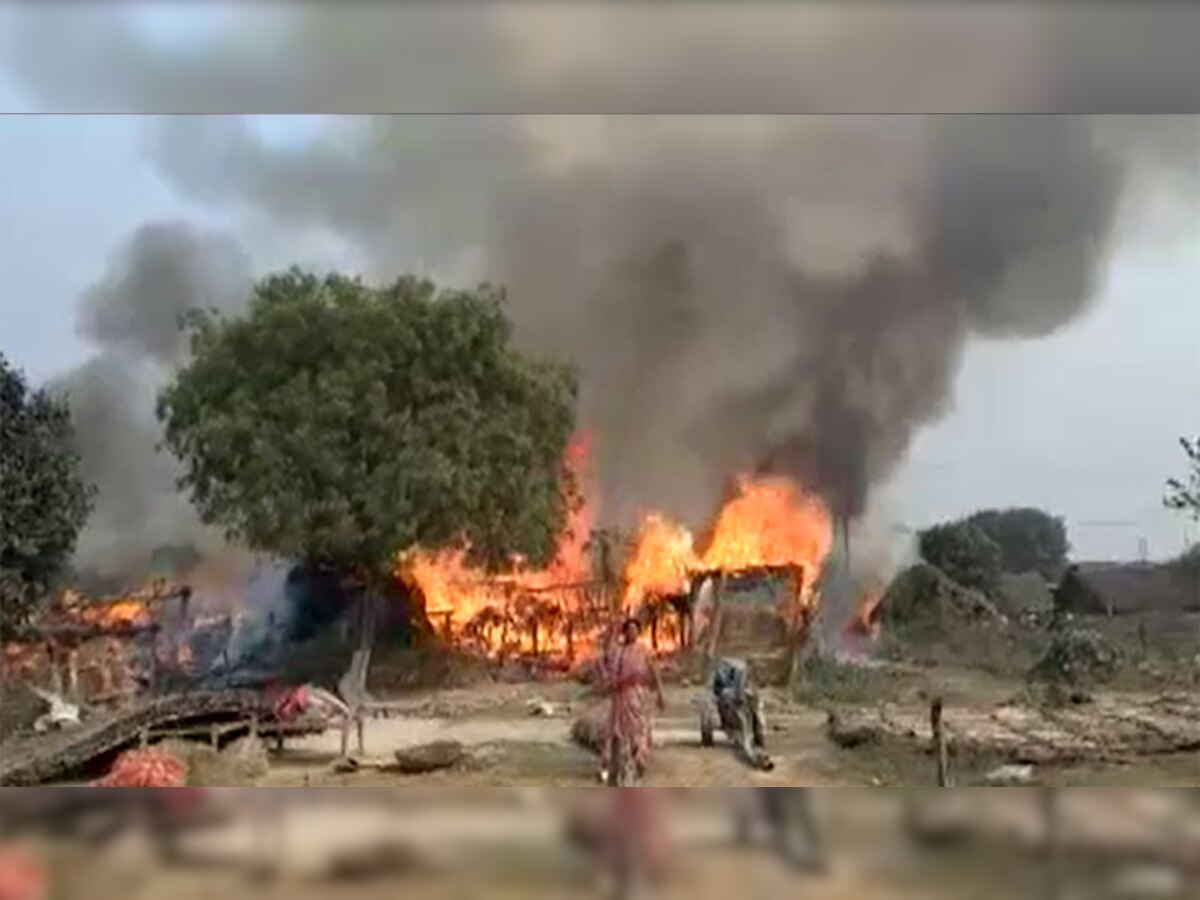 बहराइच: खाना बनाते समय निकली चिंगारी से गांव में लगी भीषण आग, 25 से ज्यादा घर जलकर खाक