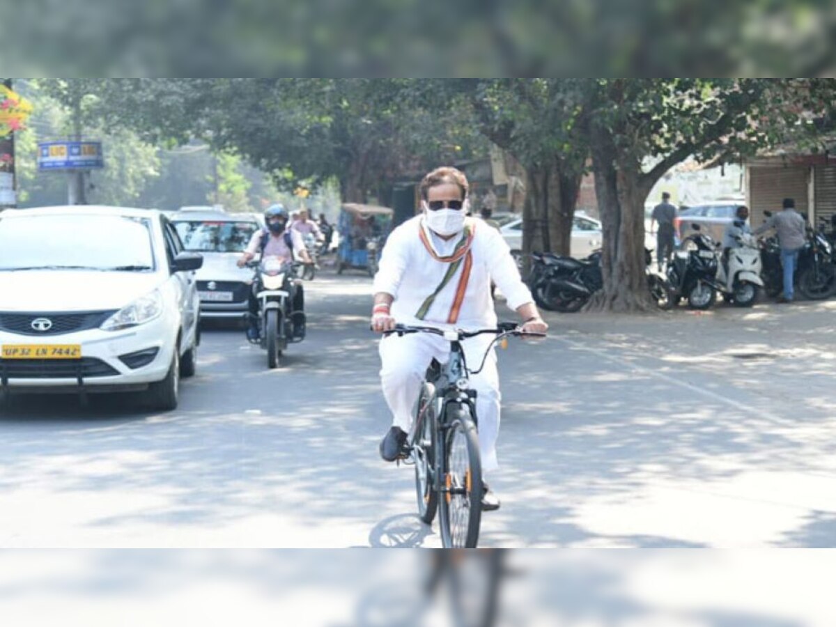 उप्र में अनोखी पहल, पर्यावरण की स्वच्छता के लिए साइकल से ऑफिस जा रहे मंत्री