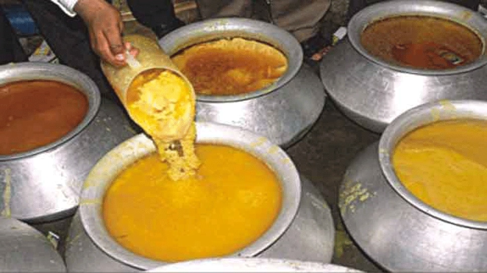 नकली घी बनाने वाली फैक्ट्री का भंडाफोड़, दिवाली पर थी सप्लाई की तैयारी नकली घी बनाने वाली फैक्ट्री का भंडाफोड़, दिवाली पर थी सप्लाई की तैयारी