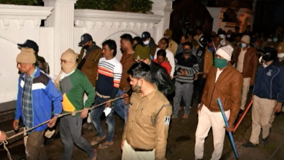 कांग्रेस नेता के घर पकड़े गए इतने जुआरी, थाने ले जाने के लिए बुलानी पड़ी बसें कांग्रेस नेता के घर पकड़े गए इतने जुआरी, थाने ले जाने के लिए बुलानी पड़ी बसें