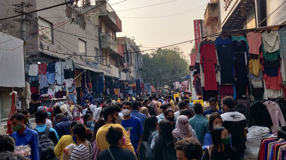 Corona rules being hoisted in Delhi's famous Sarojini Nagar market |  PHOTOS: दिल्ली के सरोजनी नगर मार्केट में जमकर उड़ाई जा रहीं कोरोना नियमों  की धज्जियां | Hindi News,