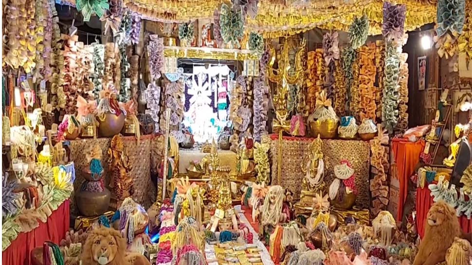 Temple in Ratlam decorated with cash money and notes of crore see photos mpas | see photos: दिवाली पर सजी ये कोई दुकान नहीं! नोटों से सजा महालक्ष्मी मंदिर है